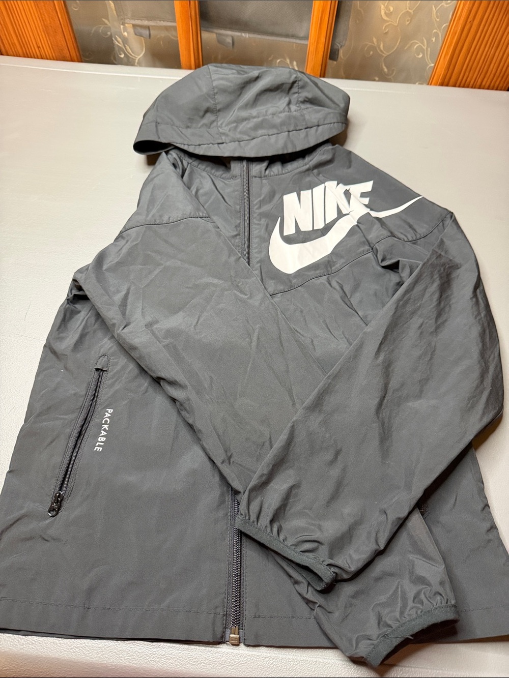 Kid’s Black Nike Hooded Packable Windbreaker with Bold Logo. Size: small